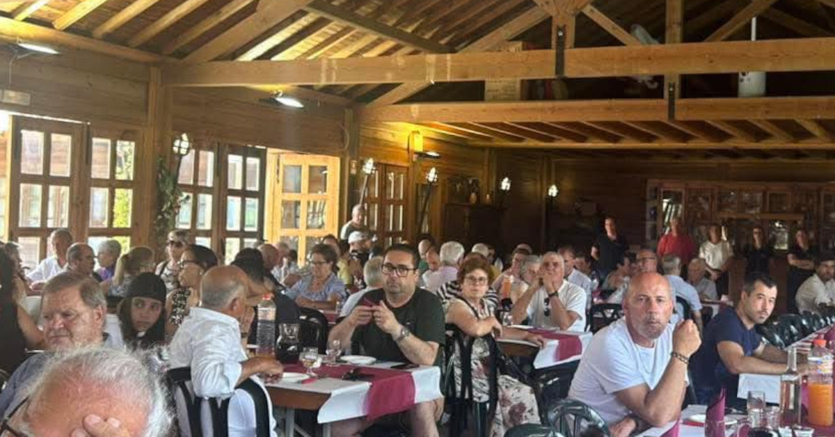 Participantes do Encontro Nacional a confraternizar num restaurante em Monte Redondo